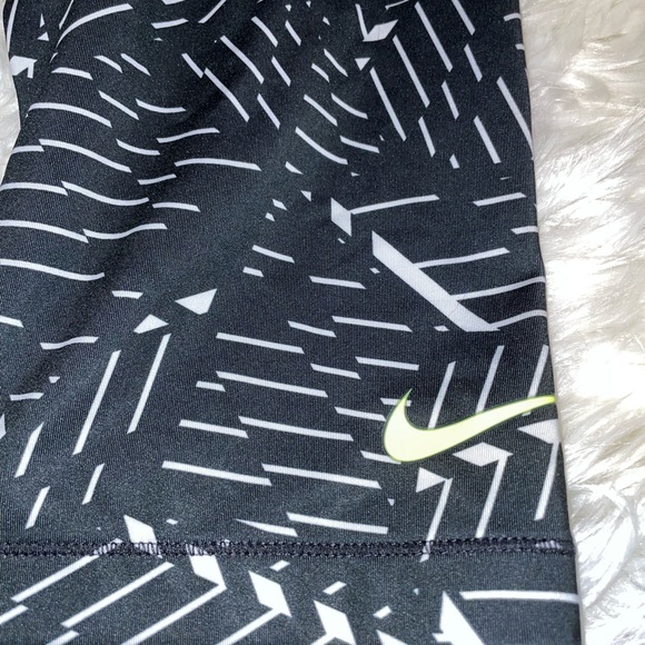 Size Medium Nike Pro workout pants, like new - Picture 4 of 6